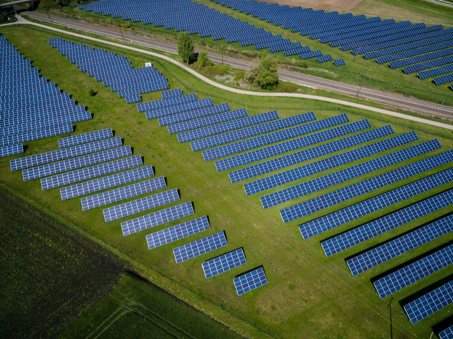 Letecký pohled na fotovoltaickou elektrárnu